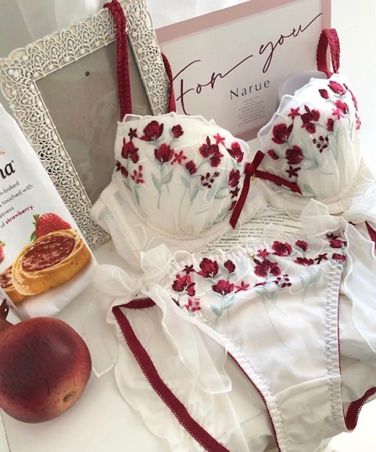 Brassière de luxe blanche et rouge avec broderie de fleurs et détails bordeaux Narue