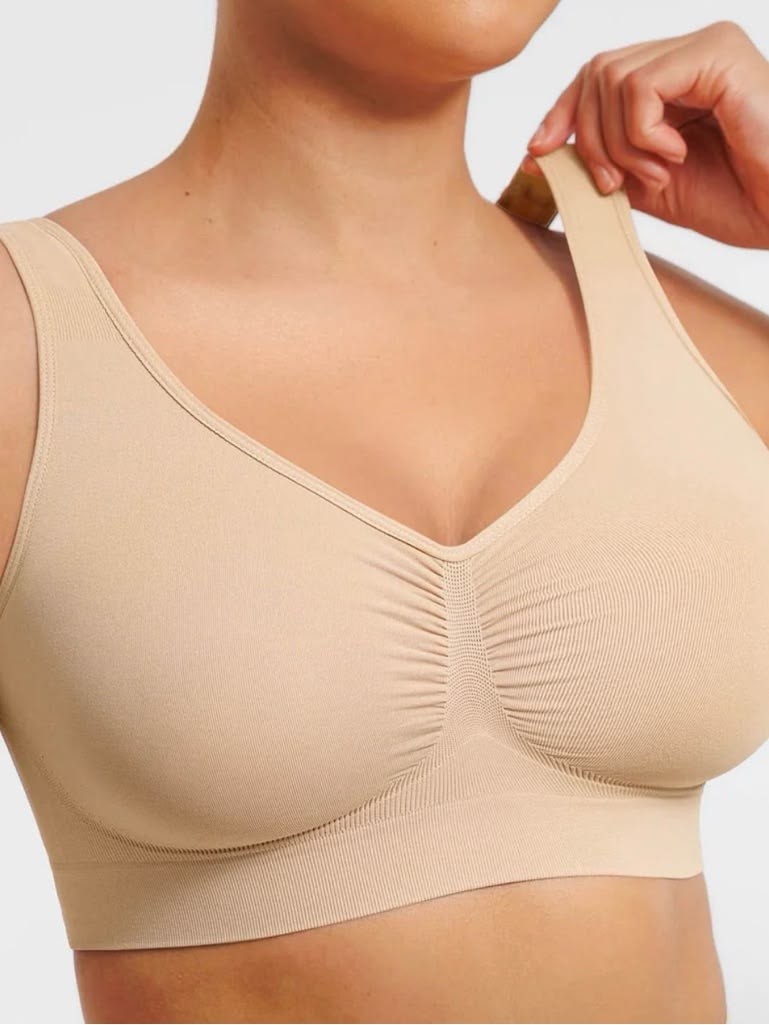 Femme portant une brassière de confort sans coutures de couleur beige