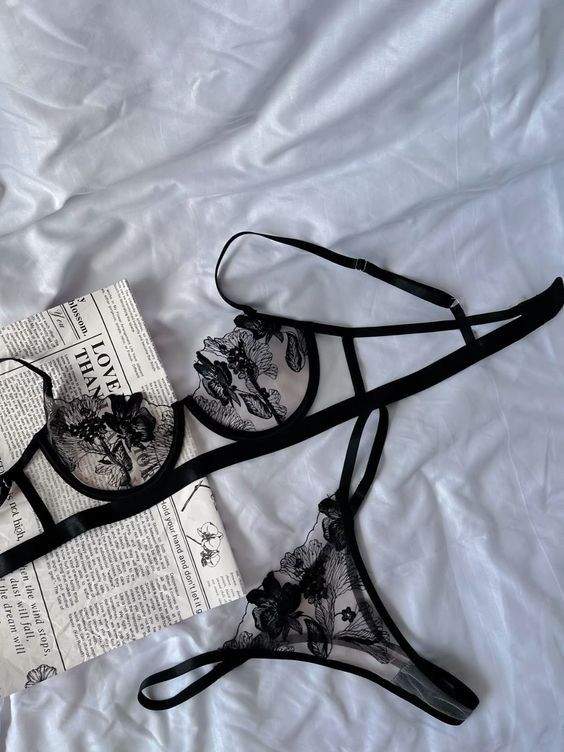ensemble soutien-gorge balconnet en tulle noir brodé transparent, collection lingerie de luxe